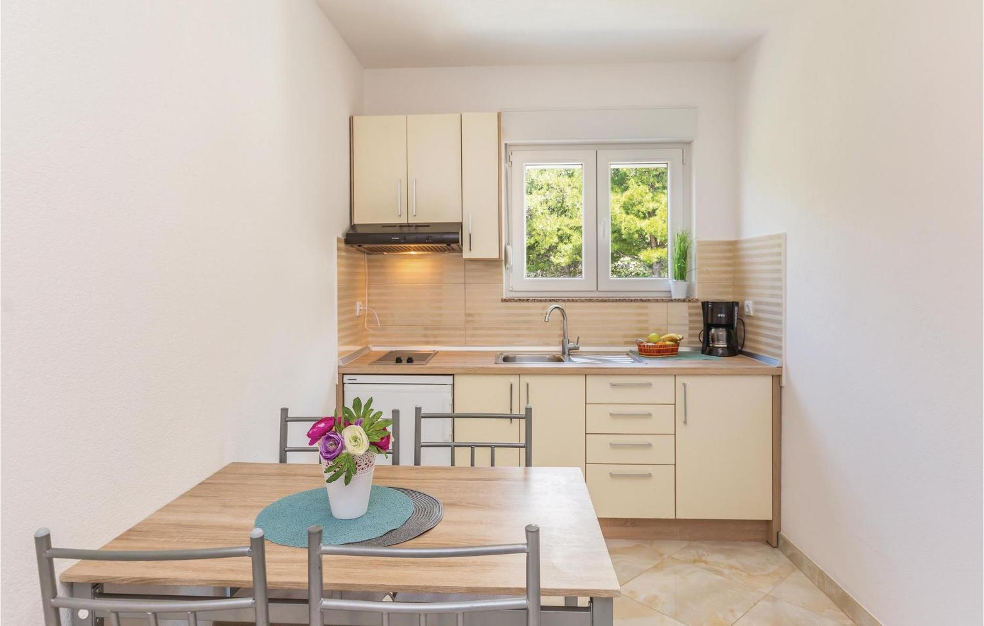 Awesome Apartment In Krvavica With Kitchen Luaran gambar