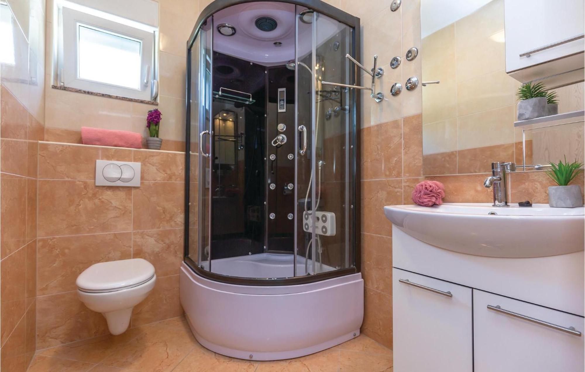 Awesome Apartment In Krvavica With Kitchen Luaran gambar