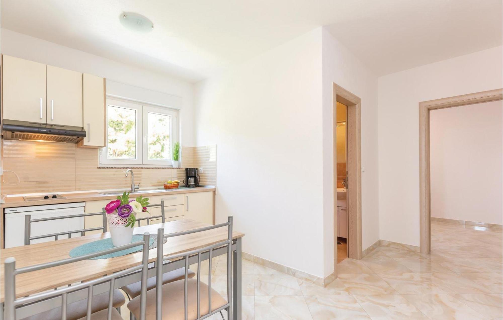 Awesome Apartment In Krvavica With Kitchen Luaran gambar